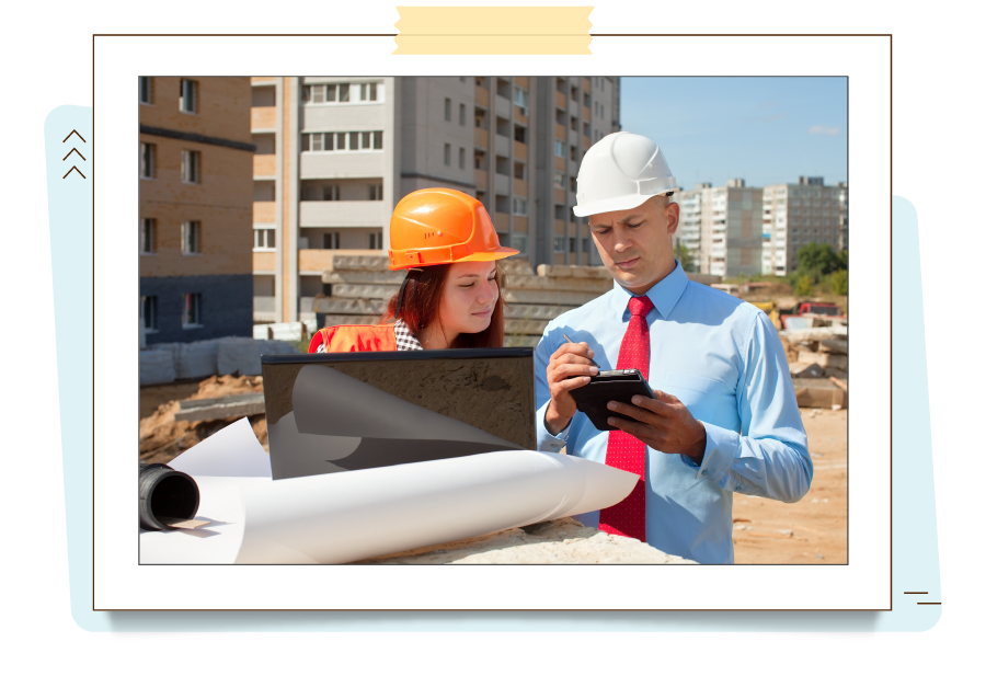 A imagem mostra uma estagiária de construção civil e um engenheiro em uma obra conferindo os dados do projeto através de dispositivos tecnológicos.